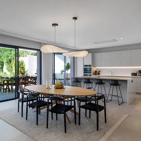 Apartment Brand New Modern 5 Bdrm In Puerto Banus Marbella